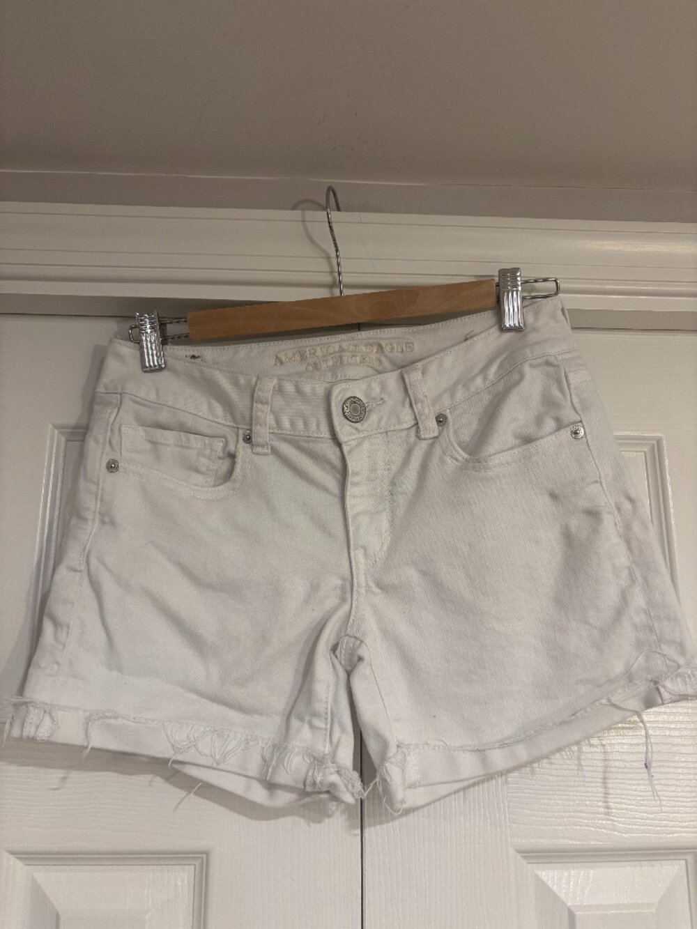 American Eagle White Cutoff Frayed Cuffed Denim Shorts Size 4 Low Rise 4" inseam
